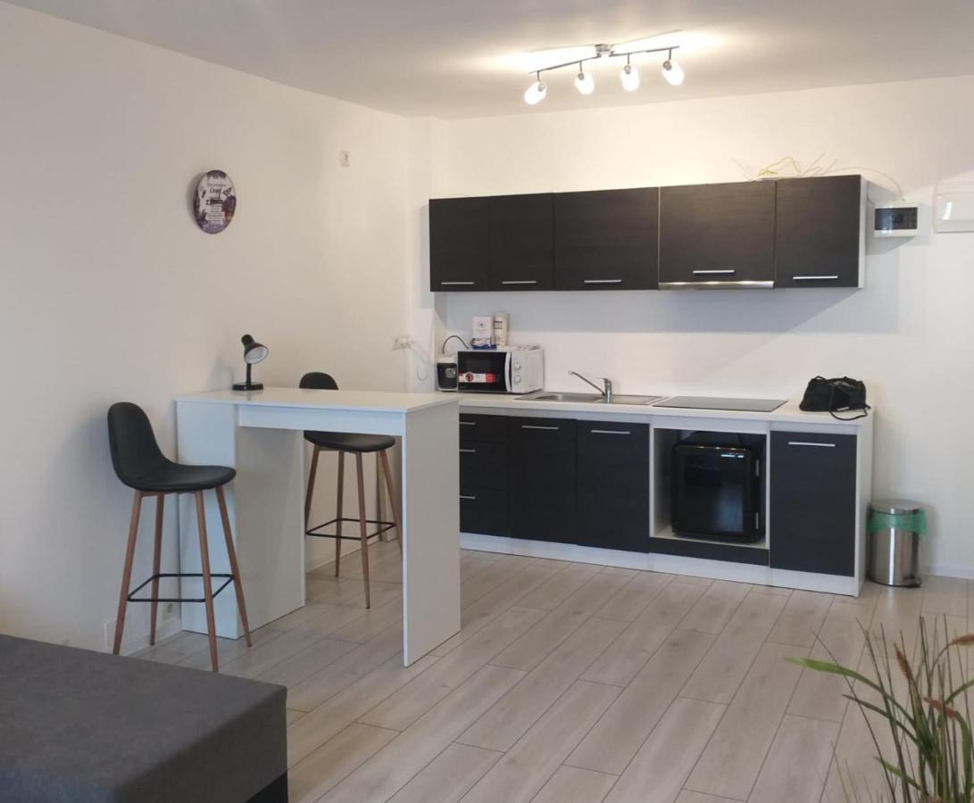 Apartalux Oradea Apartamento Exterior foto