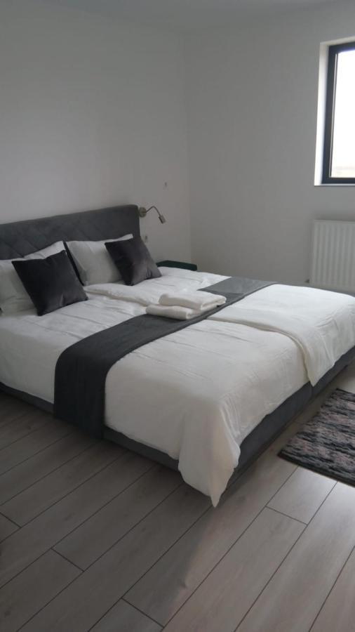 Apartalux Oradea Apartamento Exterior foto